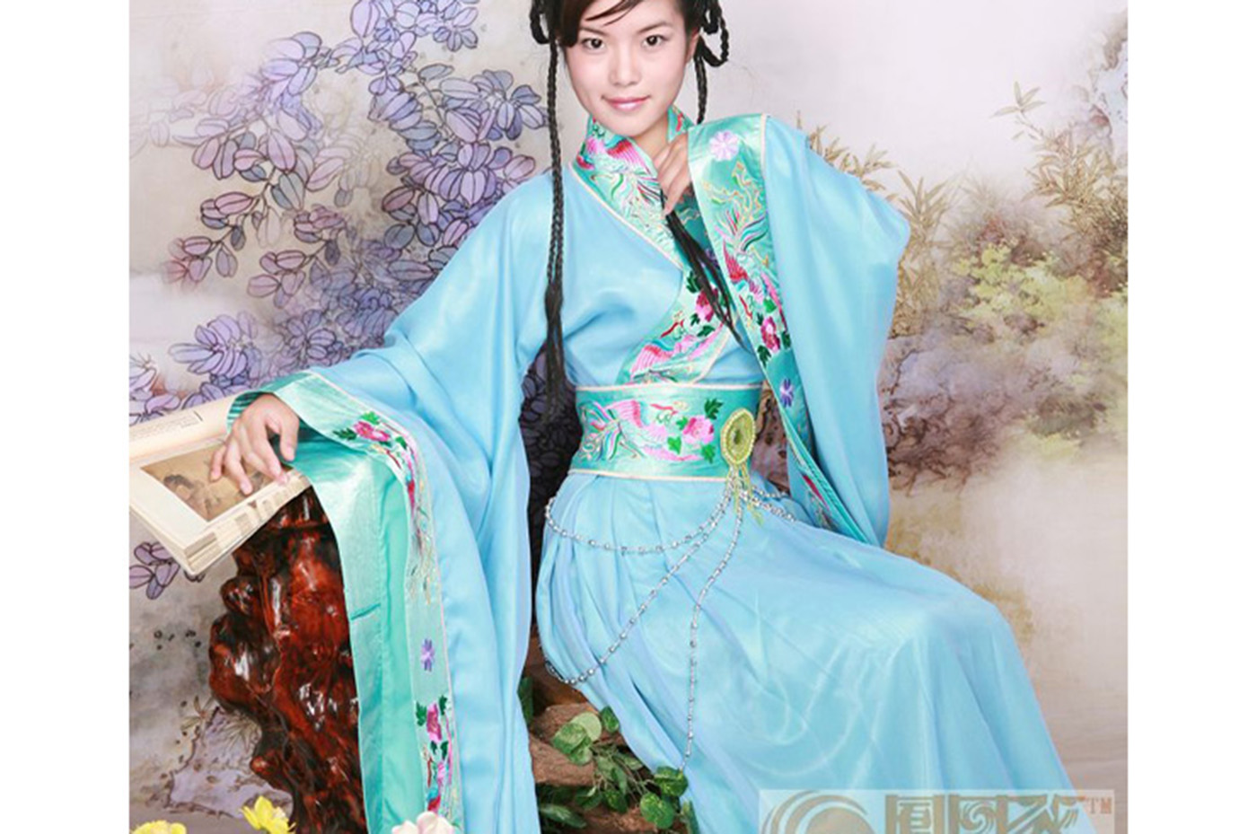 Traditional Chinese Clothing // 4 Gorgeous Garments from China